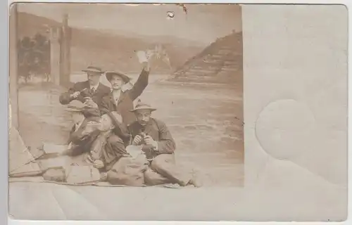 (F7453) Orig. Foto junge Männer Picknick, Studiofoto Rüdesheim a.R., gel. 1905