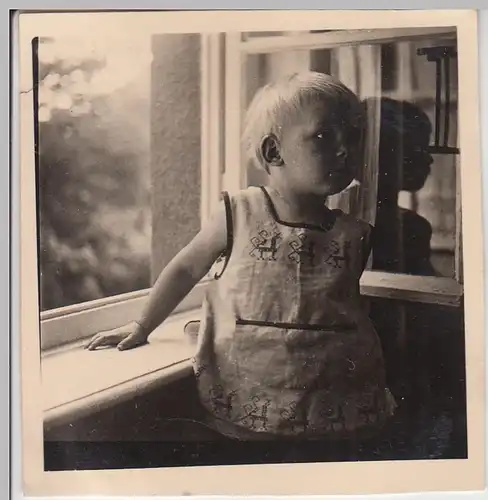 (F7416) Orig. Foto kleiner Junge Albrecht Salzmann am Fenster, Thür. Aug. 1937