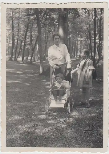 (F7412) Orig. Foto Spaziergang zu Himmelfahrt 1935, Frau m. Kinderwagen u. Mädch