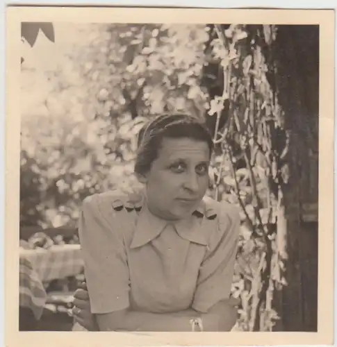 (F7409) Orig. Foto Pfingsten 1938, Frau (Annemarie) im Garten