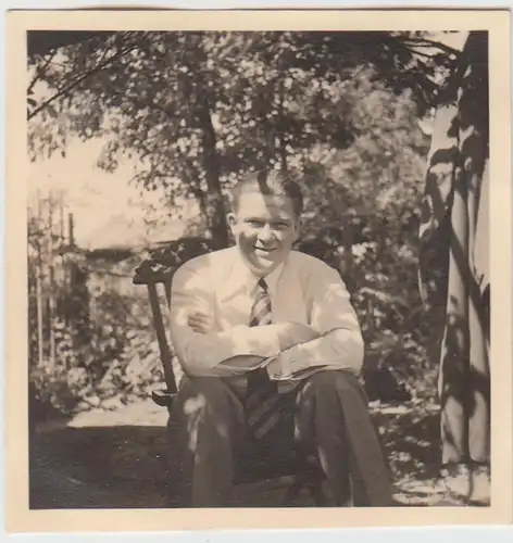 (F7408) Orig. Foto Pfingsten 1938, Herr (Rudi) im Garten