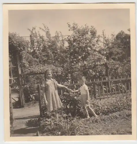 (F7407) Orig. Foto Pfingsten 1938, Kinder im Garten