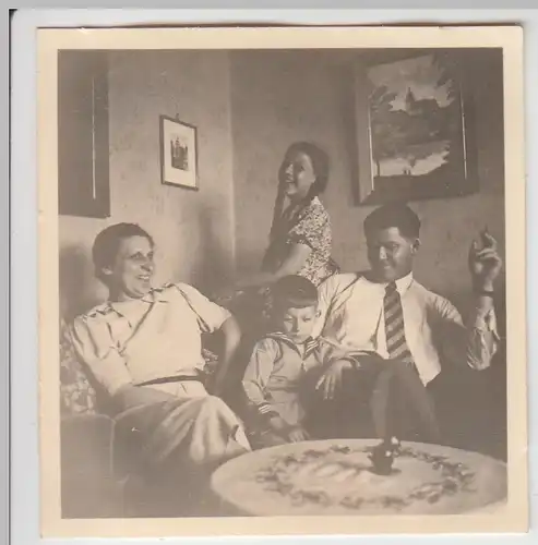 (F7406) Orig. Foto Pfingsten 1938 im Wohnhaus, Personen am Tisch