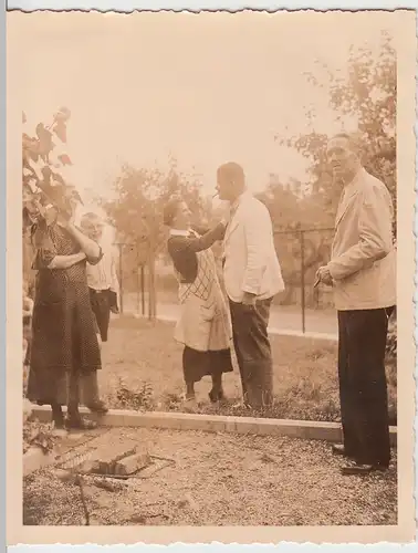 (F7404) Orig. Foto Dankmarshausen, Personen im Garten, Aug. 1936