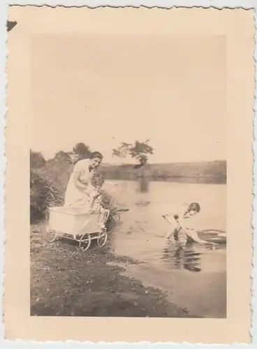 (F7403) Orig. Foto Dankmarshausen, Frau m. Kinderwagen u. Mädchen a. See, Juli 1