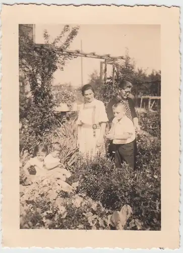 (F7401) Orig. Foto Dankmarshausen, Personen m. Kinder i. bewachsenen Garten, Jul