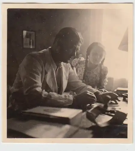(F7390) Orig. Foto Berka (Werra), Mann mit Mädchen am Schreibtisch, Aug. 1937