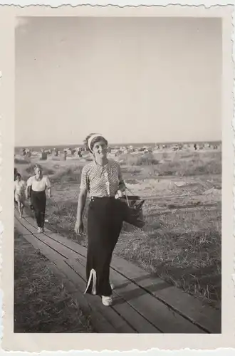 (F7379) Orig. Foto Nordsee, Ostsee, Frau auf Holzsteg am Strand, vor 1945