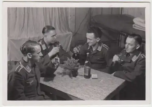 (F737) Orig. Foto Luftwaffe-Soldaten in Unterkunft beim Anstoßen, 1940er