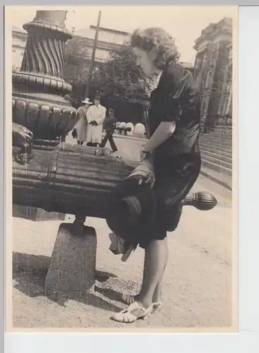 (F7365) Orig. Foto München, Frau an Kanonenrohr vor dem Bayerischen Armeemuseum