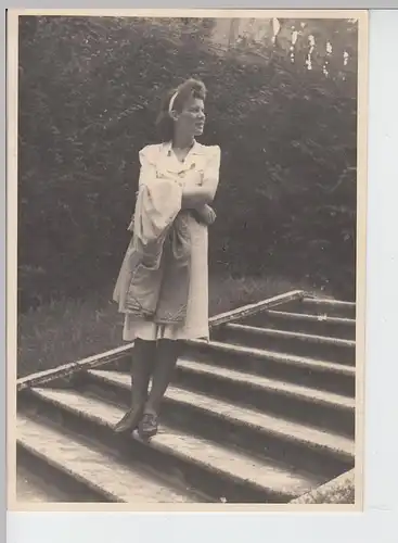 (F7361) Orig. Foto Würzburg, Residenz, Frau auf der Treppe im Hofgarten 1940