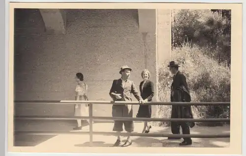 (F7349) Orig. Foto Wien, Höhenstraße, Personen unter der Kohlenbrennerbrücke 194