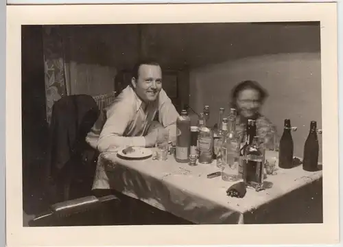 (F7342) Orig. Foto Personen mit Bierflaschen u. Spirituosen am Tisch, 1940