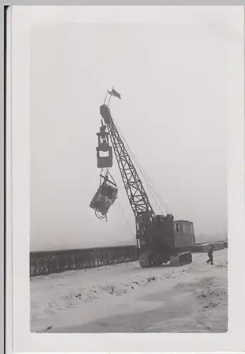 (F7320) Orig. Foto Baustelle der Firma Thosti, Seilbagger auf Ketten, Winter 194