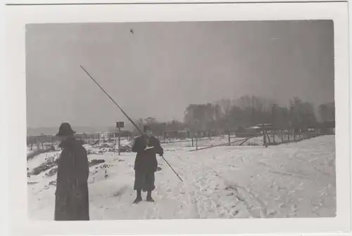 (F7319) Orig. Foto Baustelle der Firma Thosti, Arbeiter mit Messlatte, Vermessun