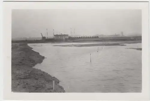 (F7316) Orig. Foto Baustelle der Firma Thosti, Wassergelände, Seilbagger, Feldba