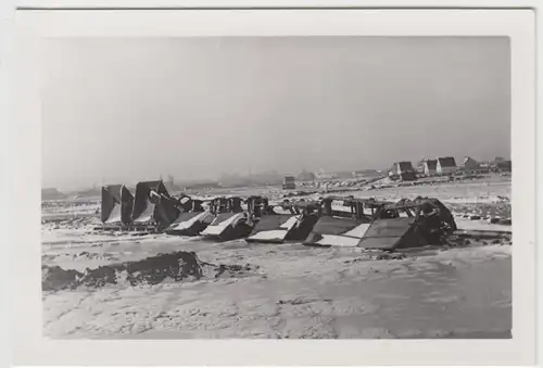 (F7309) Orig. Foto Baustelle der Firma Thosti, umgekippter Feldbahnzug 1940