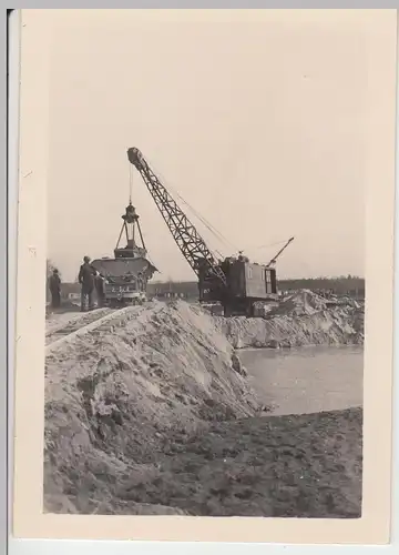 (F7304) Orig. Foto Baustelle der Firma Thosti, Seilbagger am See belädt Kipplore