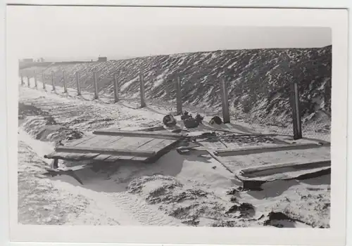 (F7302) Orig. Foto Baustelle der Firma Thosti, Schutthaufen Holzwände im Winter