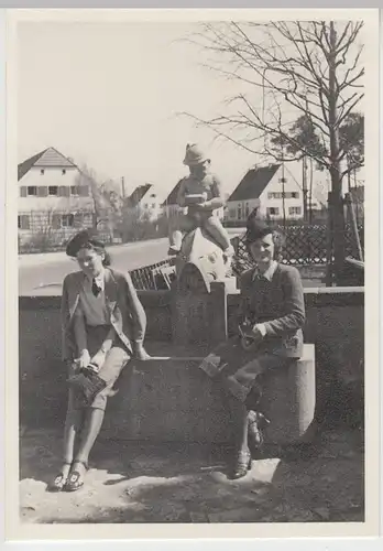 (F7296) Orig. Foto junge Frauen sitzen an einem kleinen Fischbrunnen 1940