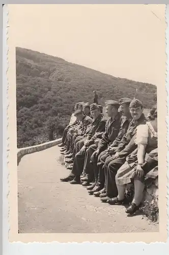 (F7292) Orig. Foto 2.WK Soldaten sitzen auf einer Mauer, 1940
