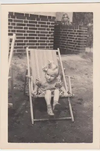 (F7273) Orig. Foto kleines Mädchen sitzt im Liegestühlen im Garten 1939