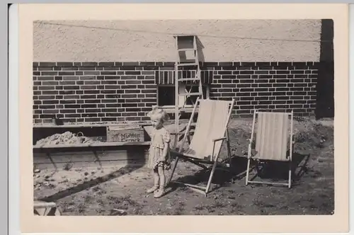(F7272) Orig. Foto kleines Mädchen mit Liegestühlen im Garten 1939