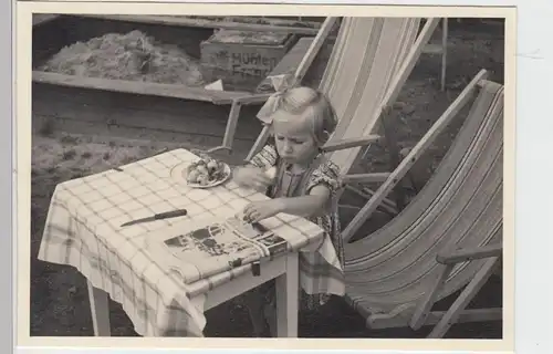(F7271) Orig. Foto kleines Mädchen mit Zeitung ißt Früchte im Garten 1939