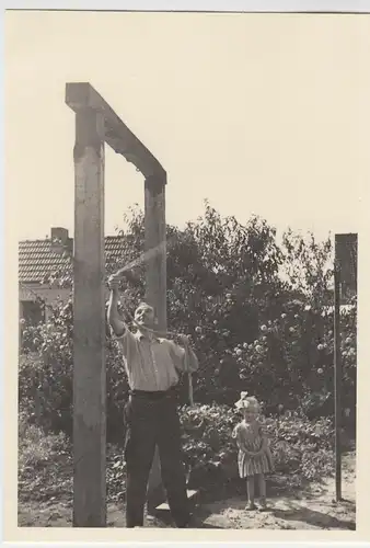 (F7270) Orig. Foto Mann installiert Schaukel für kleine Tochter 1939
