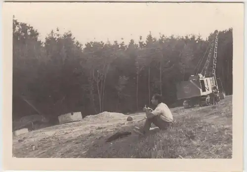 (F7264) Orig. Foto Baustelle der Firma Thosti, Arbeiter sitzt a. Wiese, Bagger i