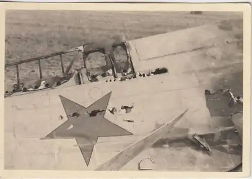 (F726) Orig. Foto Tragfläche e. abgeschossenen russischen Flugzeugs, 1940er