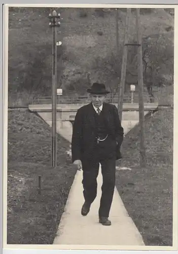 (F7206) Orig. Foto älterer Herr spaziert bei Bahnbrücke 1939