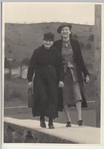 (F7205) Orig. Foto Damen spazieren 1939