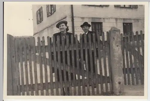 (F7198) Orig. Foto Personen am Gartenzaun 1939