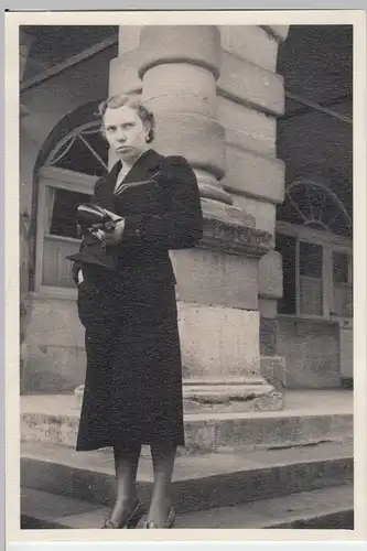 (F7157) Orig. Foto Frau steht an Säule, Rathaus in Rothenburg o.d. Tauber 1939