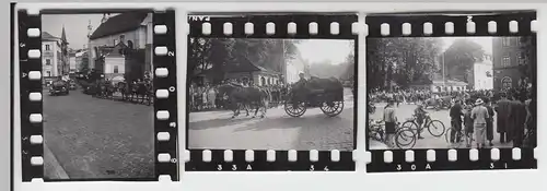 (F7133) 3x Orig. Mini-Foto Pferdekutschen, Pkw und Menschenmenge in einer Stadt