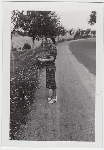 (F7127) Orig. Foto junge Frau am Straßenrand, Reise Thüringen 1938