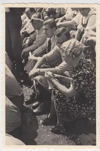 (F7106) Orig. Foto Personen auf Sitzbänken, Veranstaltung 1938