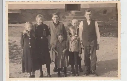 (F7065) Orig. Foto Personen, viele Kinder vor einem Gebäude 1930er