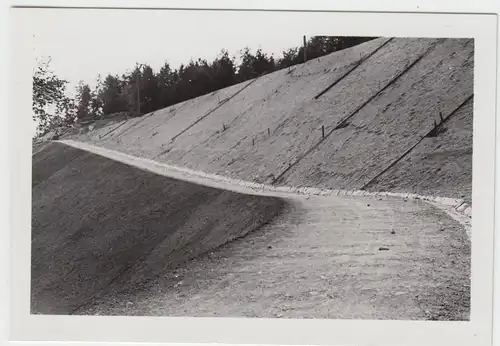 (F7059) Orig. Foto Baustelle d. Fa. Thosti, 1938, befestigter Hang