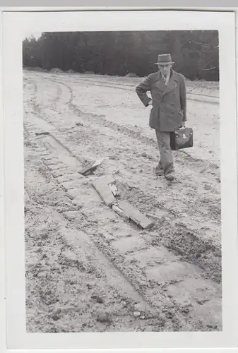 (F7042) Orig. Foto Herr mit Tasche und Hut auf einer Baustelle, Kettenspuren, 19