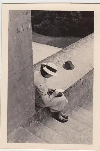 (F7013) Orig. Foto Kelheim, Befreiungshalle, Frau sitzt auf Eingangstreppe 1938