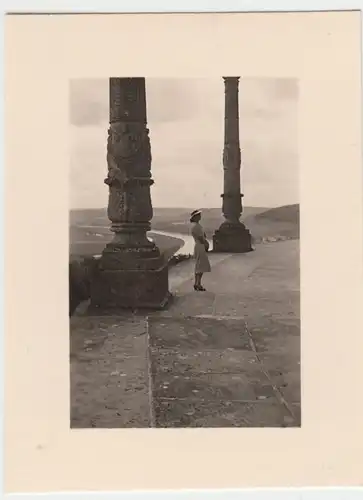 (F6999) Orig. Foto Frau steht an Säulen vor der Befreiungshalle Kelheim 1938