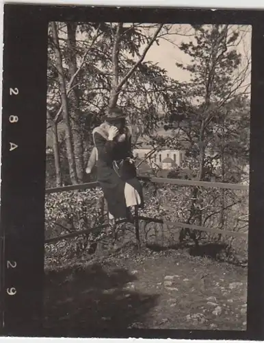 (F6979) Orig. Mini-Foto Frau sitzt auf Geländer, Ausfahrt Pottenstein / Gößweins