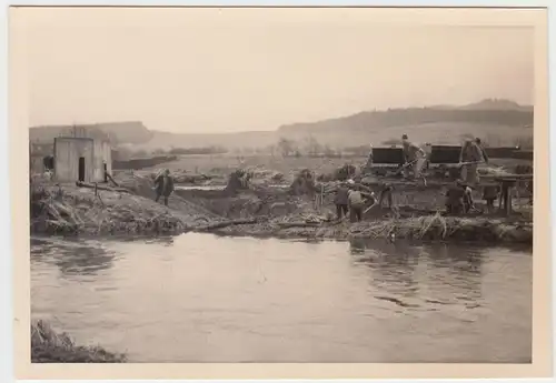 (F6944) Orig. Foto Baustelle am Wasser, Arbeiter beladen Kipploren 1938