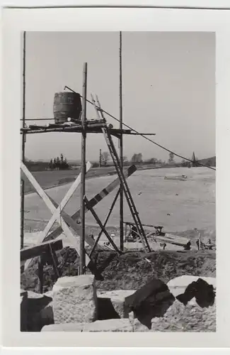 (F6928) Orig. Foto Baustelle, Tiefbau 1938, Holzgestell mit Fass für Betonmische