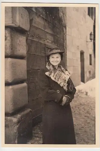 (F6924) Orig. Foto adrette Dame mit Hut am Eingang der Burg Nürnberg, 1938