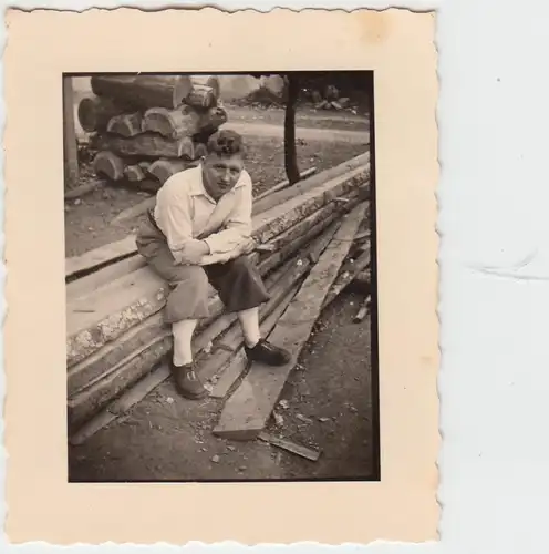 (F6921) Orig. Foto Mann in Knickerbocker sitzt auf Stapel Holzbretter, 1938