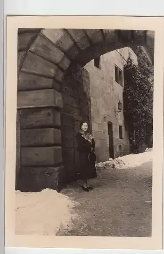 (F6920) Orig. Foto junge Dame am Eingang der Burg Nürnberg, 1938