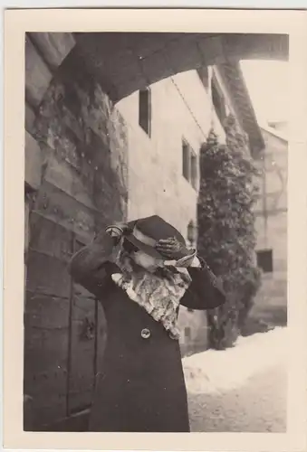 (F6916) Orig. Foto adrette Dame mit Hut am Eingang der Burg Nürnberg, 1938